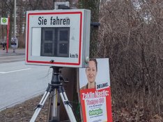 "Tempo 30 in der Bundesstraße" fordert die Linksfraktion Eimsbüttel gemeinsam mit der gleichnamigen Initiative. Die noch nicht korrekt funktionierende Geschwindigkeits-Anzeigetafel; "Tempo 30 in der Bundesstraße" fordert die Linksfraktion Eimsbüttel gemeinsam mit der gleichnamigen Initiative.