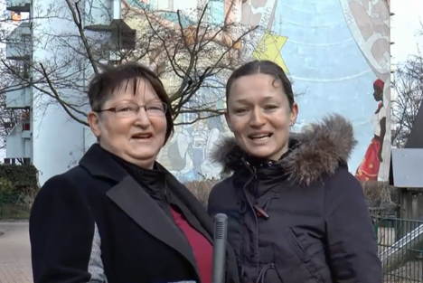 Manuela Pagels und Zaklin Nastic zweifeln an der integrativen Wirkung befristeter Mietverträge in der Lenzsiedlung. Nach Behördenantwort sind alle 8 Wohnungen an alleinerziehende Frauen unbefristet vermietet.