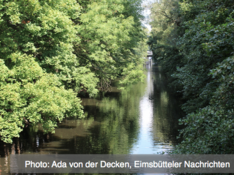 Das Isebekufer ist jetzt ein Park. Ein Zaun soll Obdachlose fernhalten. Foto: Ada von der Decken, Eimsbütteler Nachrichten