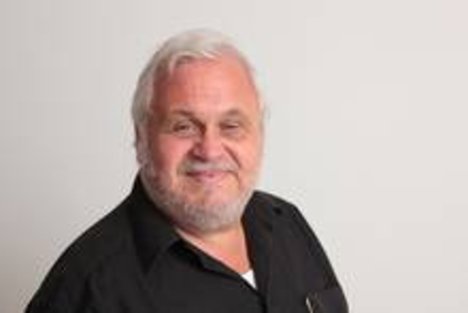 Hartmut Obens bezweifelt die Sinnhaftigkeit einer 'Papierlosen' Bezirksversammlung Papierlose Bezirksversammlung klingt erst einmal ökologisch und sinnvoll. Aber will die Mehrheit der Abgeordneten das überhaupt? Ja - kann die Mehrheit überhaupt damit arbeiten? Sind die technischen Voraussetzungen gegeben? Wird das Ausdrucken nicht nur auf die heimischen PCs verlagert?