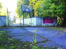 Ein verrottender Basketballplatz der VONOVIA im Eisenbahnerviertel