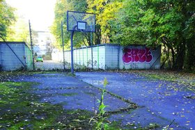 Ein verrottender Basketballplatz der VONOVIA im Eisenbahnerviertel